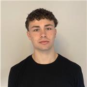 Estudiante con el título de bachillerato recién obtenido.